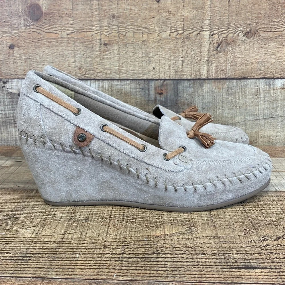 Soul of Africa Wedge Pumps Shoes Womens Size 9 Cream Tan Slip on Tassel Suede